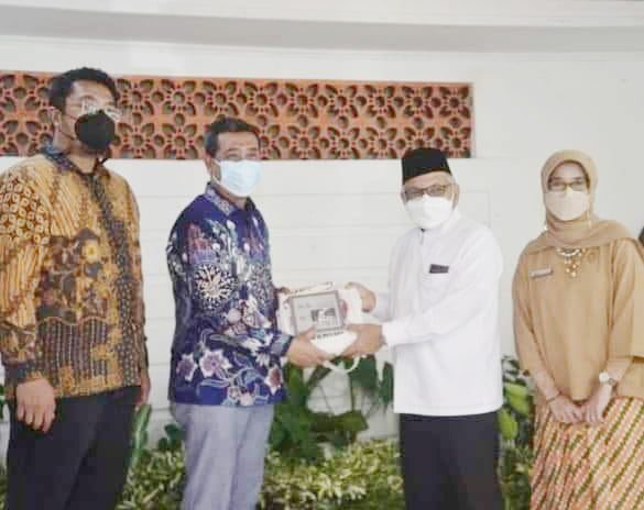 Direktur Perfilman Kemendikbud Kunjungi Kota Arang 1 SERAHKAN--Wakil Walikota Sawahlunto Zohirm Sayuti menyerahkan cindera mata kepada Direktur Perfilman, Musik dan Media Baru pada Direktorat Jenderal Kebudayaan Kemdikbud Ristek RI Ahmad Mahendra.