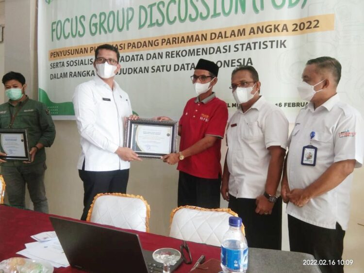 TERIMA PENGHARGAAN— Sekretaris Daerah  Rudy Repenaldi Rilis,saat terima penghargaan