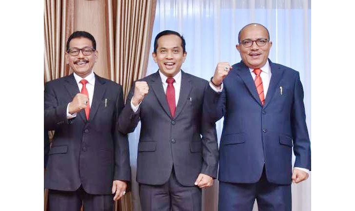 Direktur Utama Bank Nagari M Irsyad dan Direktur Kredit dan Syariah Gusti Candra dan Direktur Keuangan Bank Nagari, Sania Putra.