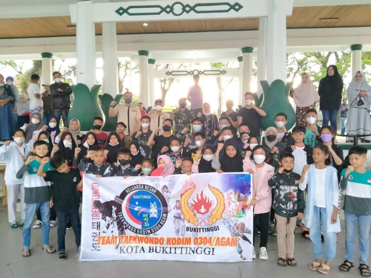 Pengkot TI Bukittinggi Lepas Atlet Taekwondo ke Pekanbaru 1 FOTO BERSAMA--Foto bersama dengan atlet taekwondo TI Bukittinggi sebelum berangkat ke Piala Wali Kota Pekanbaru 2022.