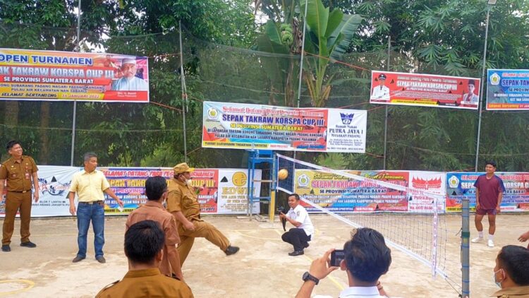 BUKA TURNAMEN— Bupati Padangpariaman Suhatri Bur melakukan tendangan perdana pembukaan Open Turnamen Sepaktakraw Korpa (Korong Subarang Padang).