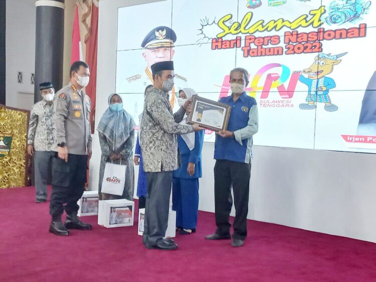 TERIMA PENGHARGAAN— PWI Bukitinggi terima penghargaan yang diserahkan Ketua PWI Sumbar Heranof.