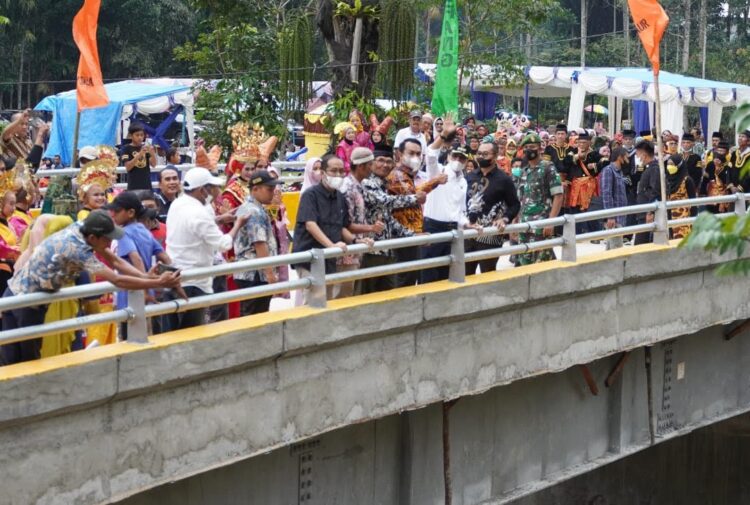 Hancur Dihantam Banjir, Jembatan Jalan Sompik Diresmikan 1 DIRESMIKAN—Bupati Safaruddin Dt. Bandaro Rajo meresmikan Jembatan Jalan Sompik Talang Maua.