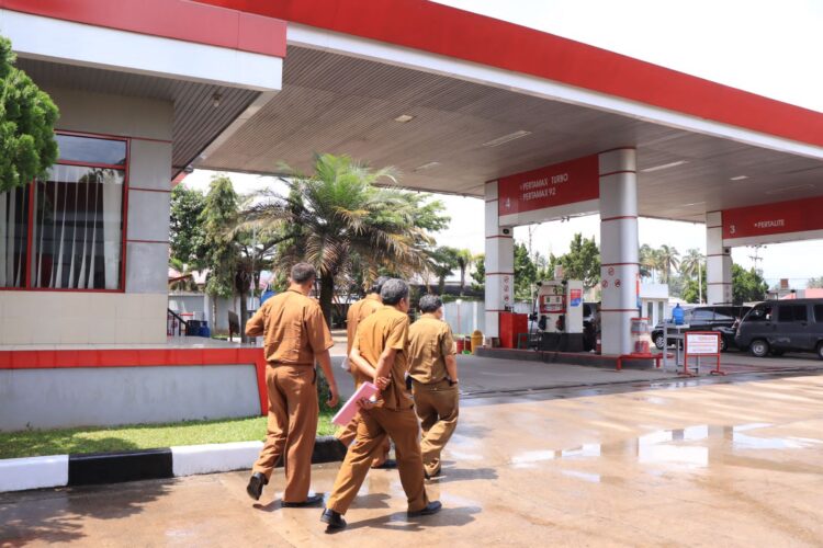 MONITORING—Bagian Perekonomian Sekdako Payakumbuh melakukan monitoring ke-SPBU menindaklanjuti SE Gubernur Sumbar.