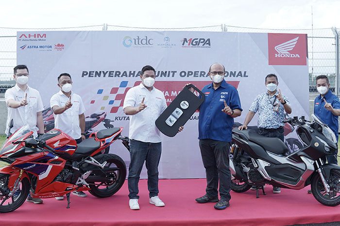 Penyerahan simbolik 32 unit Honda ADV150 dan 1 Unit CBR250RR oleh Kresna Murti Dewanto, Marketing Manager Astra Motor NTB kepada Direktur Operasi dan Inovasi Bisnis PT Pengembangan Pariwisata Indonesia (Persero)/Indonesia Tourism Development Corporation (ITDC) Arie Prasetyo, Jumat (4/2).
