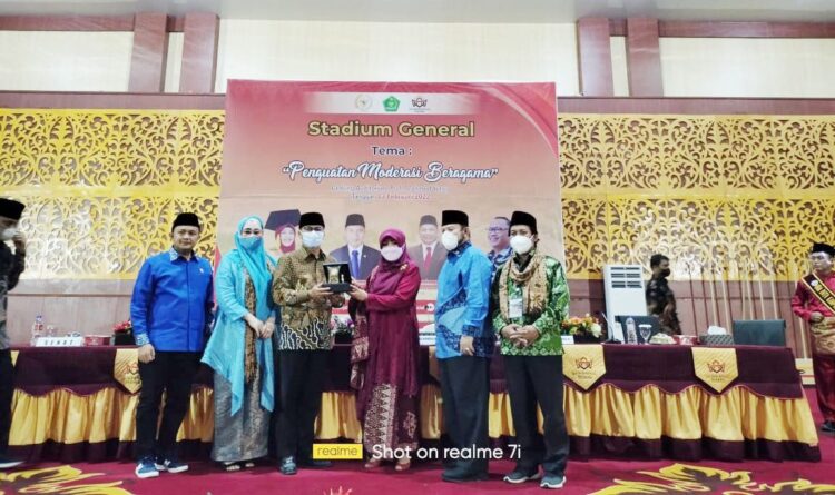 Rektor UIN IB Padang, menyerahkah cenderamata di sela-sela acara.