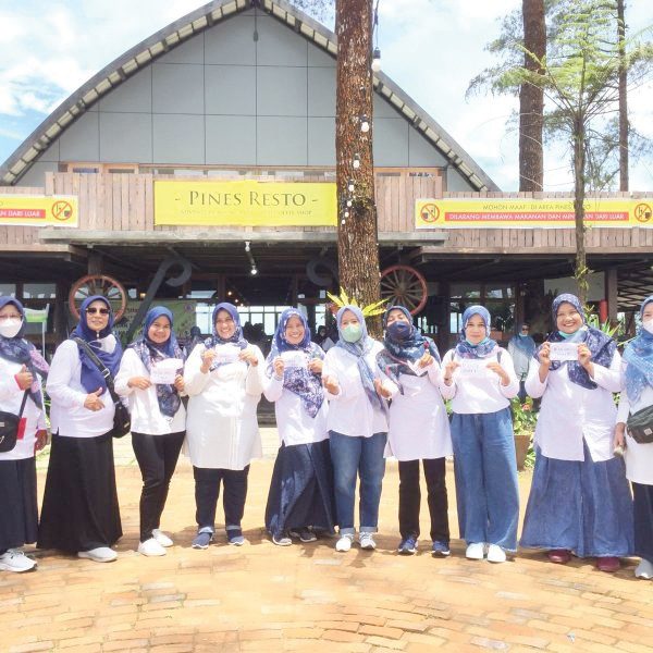 FAMILY GATHERING— Ikatan Bidan Indonesia (IBI) Cabang Agam menggelar Family Gathering di Puncak Lawang.