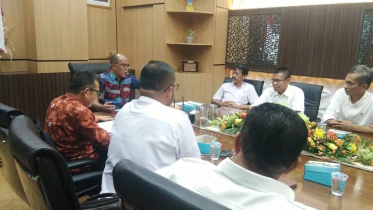 PERETMUAN--PII  Sumbar  melakukan pertemuan khusus dengan Ketua DPRD Sumbar Supardi di Kantor DPRD Sumbar , Senin (31/1).