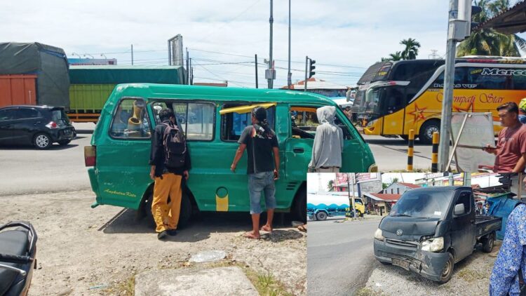 KECELAKAAN— Kondisi mobil angkot yang sempat terguling mengalami kerusakan ditabrak mobil pikap.