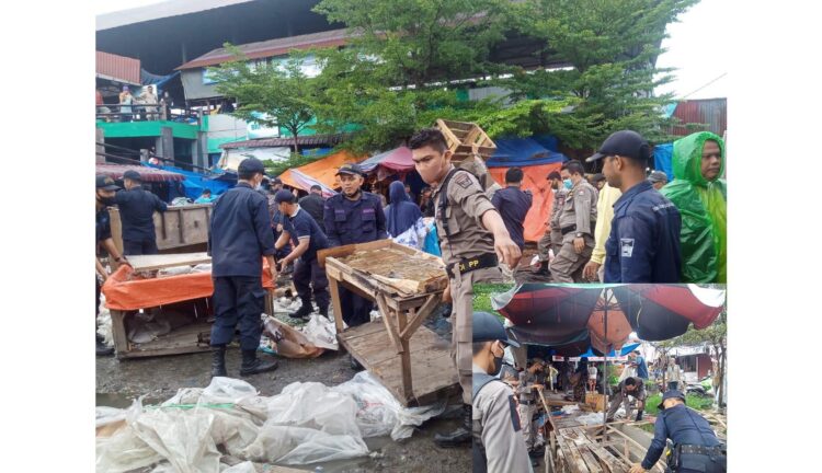 BONGKAR LAPAK— Petugas Satpol PP Kota Padang bersama Dinas Perdagangan, membuka lapak-lapak PKL yang ada di wilayah bagian selatan Pasar Lubuk Buaya, Kamis (3/2).