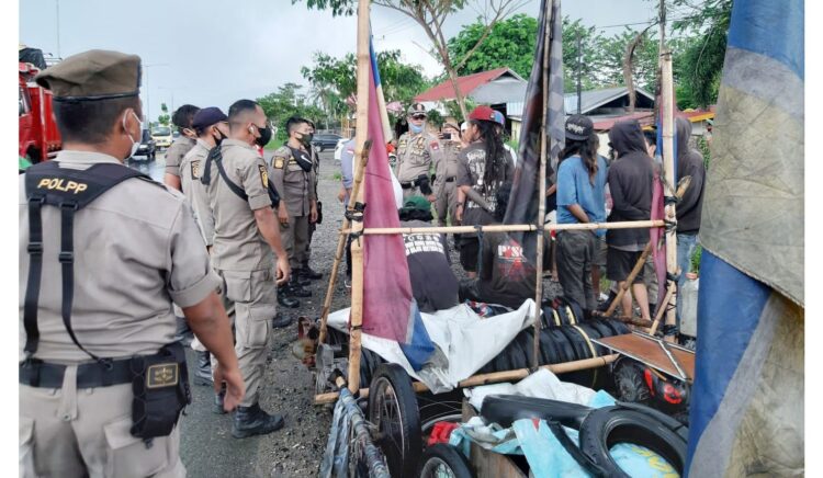DIBUBARKAN — Petugas Satpol PP Kota Padang membubarkan anak punk yang memakai vespa di dekat SPBU Taruko, Kecamatan Kuranji, Jumat (4/2).