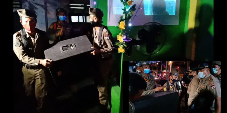 AMANKAN SOUND SYSTEM— Petugas Satpol PP mengamankan sejumlah alat pengeras suara atau sound system dari pangkalan ojek yang berada di perempatan lampu merah Alai, Senin (7/2) malam.