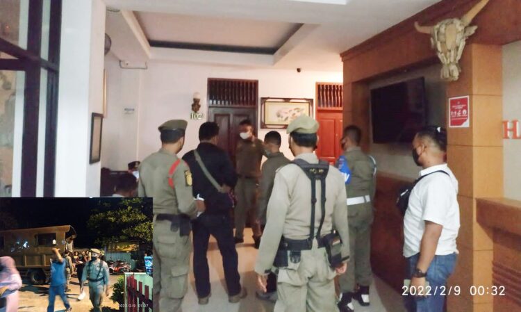 RAZIA HOTEL MELATI—
Petugas Satpol PP merazia sejumlah hotel melati dan juga tempat hiburan kafe dan karaoke, Rabu (9/2) dinihari WIB.