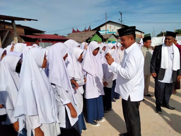 Ketum LKAAM Fauzi Bahar : Santri Pesantren Bisa Jadi Orang-orang Hebat 1 Ketua Umum LKAAM (Lembaga Kerapatan Adat Alam Minangkabau) Sumbar Dr. H. Fauzi Bahar, M.Si Datuak Nan Sati ketika menjadi pembina upacara bendera Senin (14/2) di Pondok Pesantren Shine Al Falah.