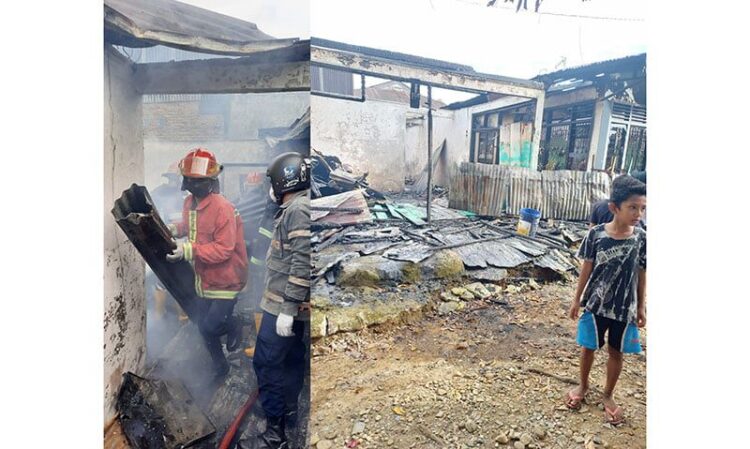 2 Rumah Kawasan Padat Penduduk di Kota Padang Ludes Terbakar 1 KEBAKARAN— Petugas Damkar melakukan penyemprotan air untuk memadamkan api yang membakar dua rumah di Jalan Ujung Delima, Kuranji.