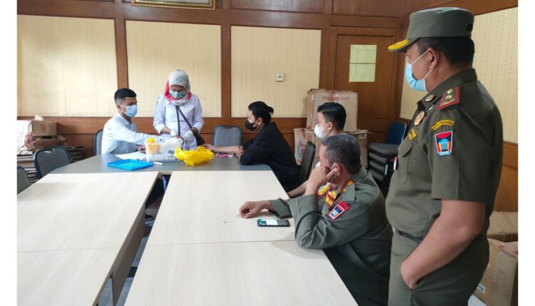 SCREENING HIV dan IMS— Petugas Dinkes Padang melakukan screening HIV dan IMS (infeksi menular seksual) kepada dua lelaki yang diduga pasangan gay atau LSL (Lelaki Seks Lelaki) saat diamankan di salah satu kamar penginapan di Padang Selatan, Selasa (15/2).