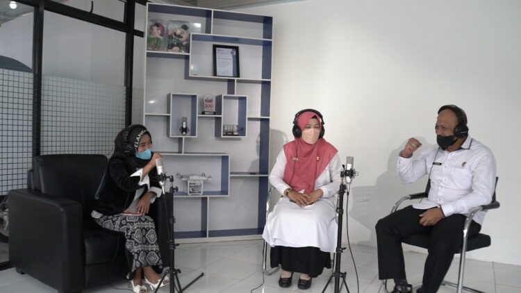 Padangpanjang Kembali Berstatus PPKM Level 3 1 DIALOG—Kominfo mengundang Kepala Dinas Kesehatan (Dinkes), dr. Faizah dan Kepala Badan Penanggulangan Bencana Daerah (BPBD) Kesbangpol, I Putu Venda, S.STP, M.Si untuk menjawab dan menjelaskan.