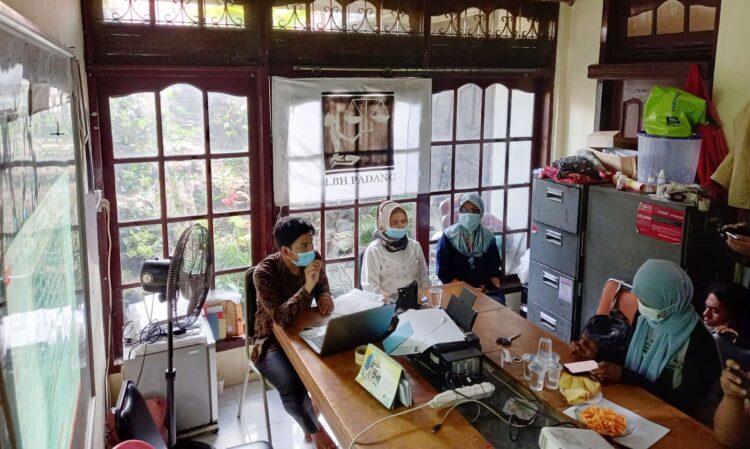 Petugas Puskesmas Diduga Malapraktek, Anak Sakit Mata Malah Diberi Obat Tetes Telinga di Kota Padang 1 MENGADU— Keluarga korban (tengah) saat mendatangi Kantor LBH Padang memberikan pengaduan terkait anaknya AK (12) yang diduga menjadi korban kelalaian pihak Puskesmas yang salah memberikan obat.