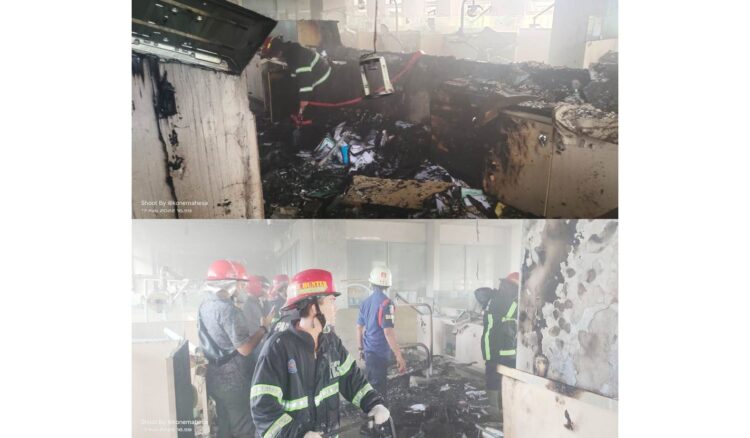 Ruang Praktik RS Gigi dan Mulut Baiturrahmah Terbakar 1 KEBAKARAN— Petugas Damkar berjibaku untuk memadamkan api yang membakar ruang praktik RS Gigi dan Mulut Universitas Baiturrahmah.