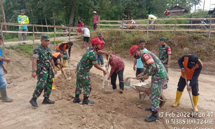 BANGUN--Plh Danramil 11/ Tanjung Emas Letda Mardison bersama anak buahnya Goro membangun lapangan sepak bola.