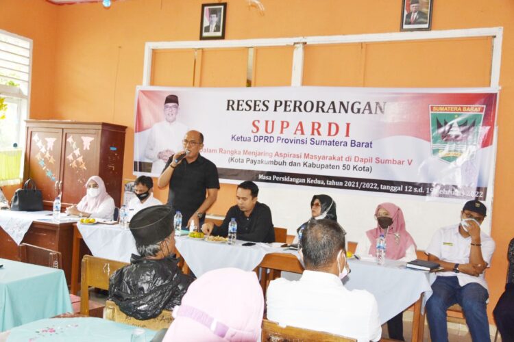 Ketua DPRD Sumbar, Supardi menggelar pertemuan dengan masyarakat di Kecamatan Mungka. Tepatnya di Nagari Simpang Kapuak, Kabupaten 50 Kota, Rabu (16/2).