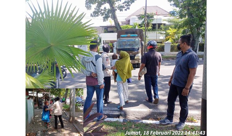 6 Pak Ogah, 1 Pengemis dan Gepeng Diamankan di Kota Padang , Pengemis Bawa Bayi, Bawa Pulang Uang Rp100 Ribu Sehari 1 PENGEMIS BAWA BAYI— Petugas Satpol PP mengamankan seorang pengemis wanita yang membawa anaknya masih bayi, meminta-minta di perempatan lampu merah, Jumat (18/2) sore. Ia mengaku bisa mendapatkan uang hingga Rp100 ribu sehari jika membawa bayi saat mengemis.