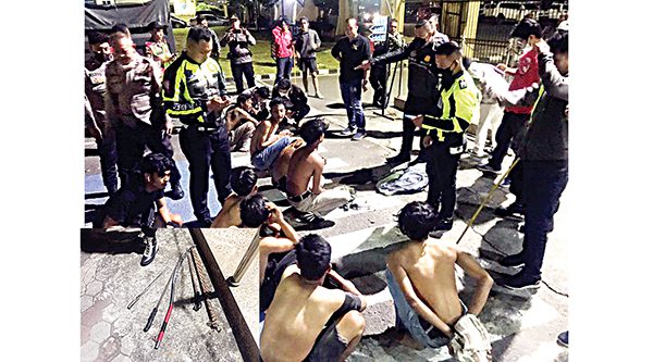 15 Pelaku Tawuran Bersenjata Tajam Diciduk di kota Padang, Kedapatan Bawa Samurai dan Klewang 1 PELAKU TAWURAN — Jajaran Polresta Padang mengamankan belasan remaja tawuran yang kedapatan membawa senjata tajam.