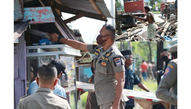 8 Bangli di Bypass-Lubeg Dibongkar 1 PEMBONGKARAN BANGLI— Tim gabungan dari Satpol PP melakukan pembongkaran terhadap bangunan yang berdiri di atas fasilitas umum (fasum), di kawasan jalan Bypass, Kelurahan Pampangan Nan XX, Kecamatan Lubuk Begalung, Senin (21/2). Delapan bangunan dibongkar Satpol PP Padang.