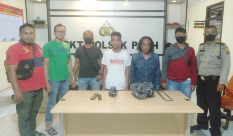 PENCURI KABEL— Fajrul Sopian (27) dan Ucok Rikardo (43) yang terlibat pencurian kabel milik PT KAI ditangkap jajaran Polsek Pauh.