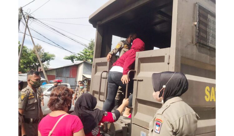 RAZIA SALON— Sejumlah wanita diamankan petugas Satpol PP Kota Padang saat melakukan razia salon dan spa kecantikan di beberapa titik, Rabu (24/2) sore. Ada 13 wanita dan seorang pria yang diamankan petugas dalam razia tersebut.