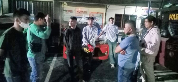 DIBAWA KE POLRESTA— Petugas Satpol PP membawa dua remaja beserta barang bukti dua sepeda motor yang digunakan dalam aksi balap liar di depan rumah dinas Wako Padang, Jalan Ahmad Yani, Jumat (25/2) dinihari WIB. Dalam aksi balap liar, sekitar 20 remaja melakukan aksi lempat batu ke rumah dinas, setelah sempat ditegur oleh petugas keamanan 
di rumah dinas tersebut.