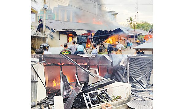 KEBAKARAN— Petugas Damkar bersama Polisi dan BPBD bahu-membahu memadamkan api yang membakar empat petak rumah asrama Polres Sijunjung.