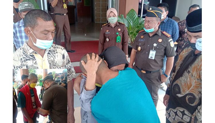 DIBEBASKAN— Tersangka pencurian Hp, Andre Saputra memeluk ibunya sambil menangis usai dibebaskan oleh Kajari Padang Ranu Subroto melalui program Restorative Justice yang disaksikan oleh Ketua LKAAM Sumbar Fauzi Bahar.