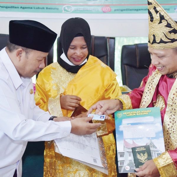 Puluhan Pasutri Terima Penetapan Sidang Isbat Nikah di Nagari Manggopoh 1 simbolis — Bupati Agam Andri Warman menyerahkan secara simbolis produk sidang isbat terpadu di Nagari Manggopoh, Kecamatan Lubuk Basung, Rabu (23/2).