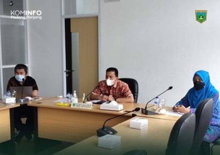 VIRTUAL—Terlihat kegiatan yang digelar secara hybrid (langsung dan virtual). Rakor ini dipimpin Menteri Koordinator Kemaritiman dan Investasi, Luhut Binsar Pandjaitan, yang juga diikuti Menteri Pariwisata dan Ekonomi Kreatif.