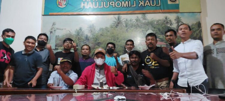 Irfendi Arbi, Mantan Bupati Lima Puluh Kota yang Tak Lupa Hari Pers 1 BERSAMA WARTAWAN—Irfendi Arbi poto bersama dengan kawan-kawan wartawan di Balai Wartawan Luak Limo Puluah.