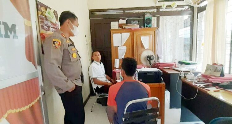 INTEROGASI JAMBRET— Kapolres Pariaman AKBP Abdul Aziz saat menginterogasi pelaku jambret AY (25) di ruang penyidik Satreskrim, Selasa (8/2).