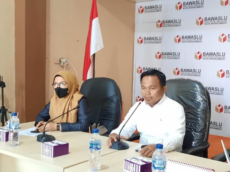 PIMPIN RAKOR—Ketua Bawaslu M.Khadafi saat memimpin rapat koordinasi pemutahiran data pemilih berkelanjutan di kantor Bawaslu Kota Payakumbuh.