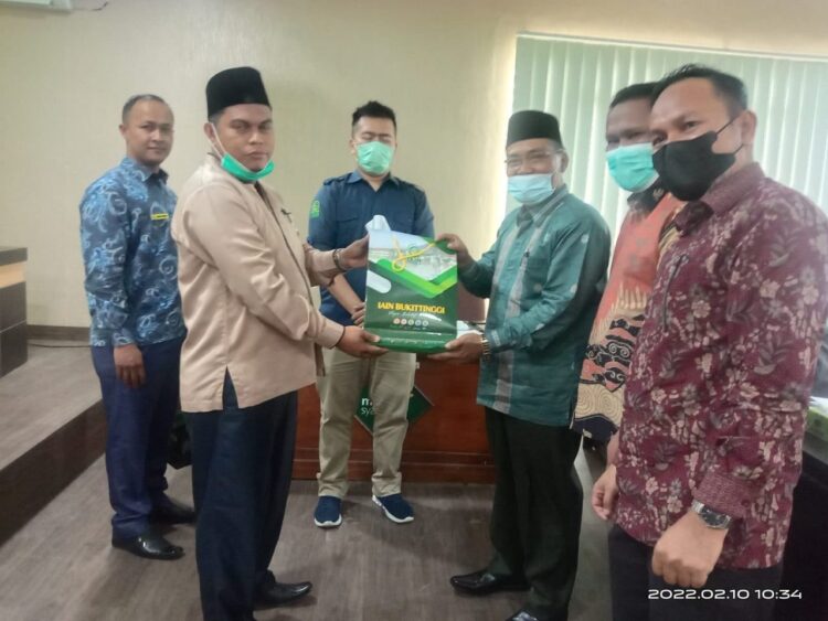 DAMPINGI—Kepala Kantor Kementerian Agama Kabupaten Tanah Datar H. Syahrul didampingi Rektor IAIN Bukittinggi diwakili Direktur Pascasarjana Ghazali, M.Ag memberikan bingkisan.