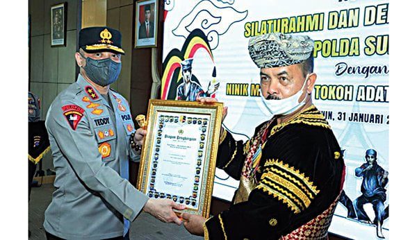 Rangkul Tokoh Adat se-Sumbar, Irjen Pol Teddy: Keamanan Menjadi Tanggung Jawab Bersama 1 BERI PENGHARGAAN— Kapolda Sumbar Irjen Pol Teddy Minahasa Putra menyerahkan penghargaan kepada Ketua LKAAM Sumbar, Fauzi Bahar Dt Nan Sati.