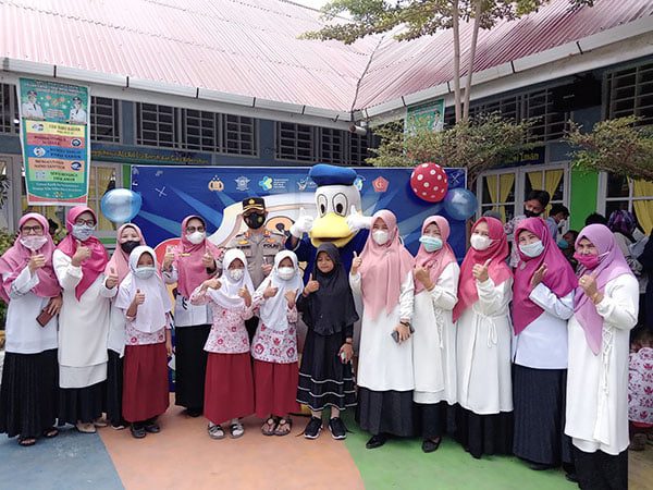 Kapolres Pessel AKBP. Sri Wibowo, Wali Murid dan SDN 10 Painan Timur Diapresiasi 1 BERSAMA—Kapolres, Kabag Ops, Kapolsek IV Jurai dan pihak sekolah SDN 10 Painan Timur, berfoto bersama dengan murid dan wali murid.