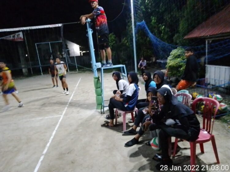 PERTANDINGAN— Salah satu pertandingan tim bola voli yang melibatkan dua tim bola voli remaja Kota Padang.