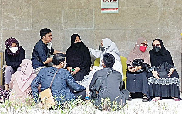SALING—Keluarga besar Dorce Gamalama terlihat berduka dan saling menguatkan di RSPP Simprug, Jakarta, Rabu (16/ 2)