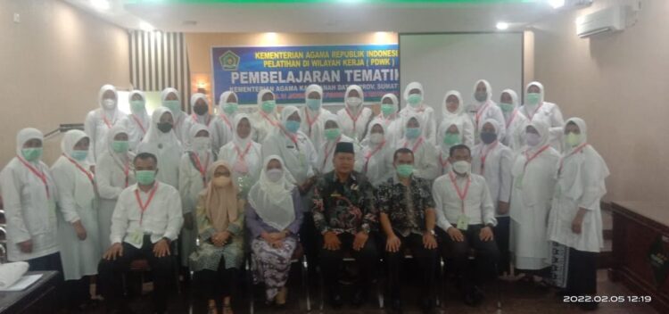 Libatkan Dua Angkat Peserta, Kakankamenag Tanah Datar Tutup DDWK 1 FOTO BERSAMA—Peserta Pelatihan Diklat Diwilayah Kerja (DDWK) yang digelar Balai Diklat Keagamaan Padang di aula Kemenag Tanah Datar Sabtu (5/2), foto bersama.