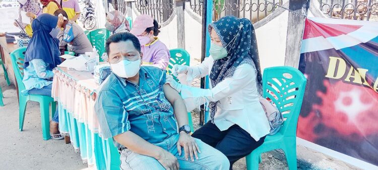 VAKSIN BOOSTER— Ketua Gapensi Sawahlunto Anto Majid mengikuti vaksin Covid-19 yang ketiga booster di Gerai Vaksinasi.