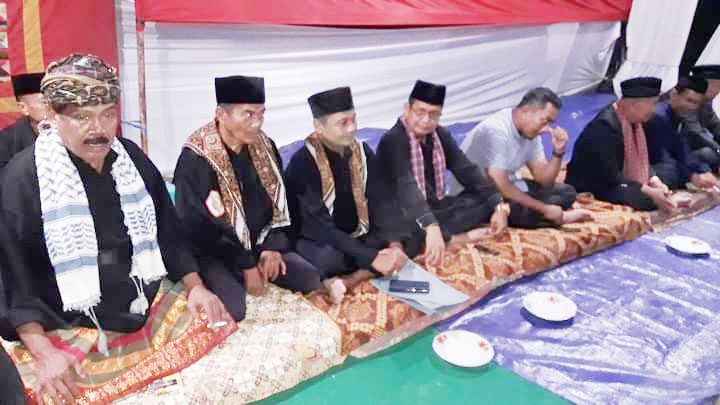 RESMIIKAN--Ketua IPSI Kota Padang Zulhardi Z Latif duduk bersama guru tuo saat meresmikan perguruan pencak silat Bujang Saiyo di Koto Tangah.
