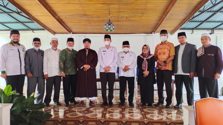 Pengurus MUI Sawahlunto 2020-2025 Dikukuhkan, Tupoksi MUI Pewaris Tugas Nabi 1 FOTO BERSAMA--Ketua MUI Sumbar Buya H Gusrizal Gazahar foto bersama dengan pengurus MUI Kota Sawahlunto setelah dikukuhkan MUI Sumbar.