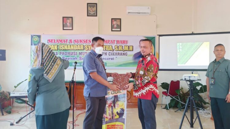 Pernah Vonis 33 Tahun Terdakwa Narkoba, Hakim PN Tanjuang Pati Pindah Tugas 1 BERIKAN—Ketua PN Tanjung Pati memberikan kenang-kenangan kepada Isnandar di PN Tanjung Pati.