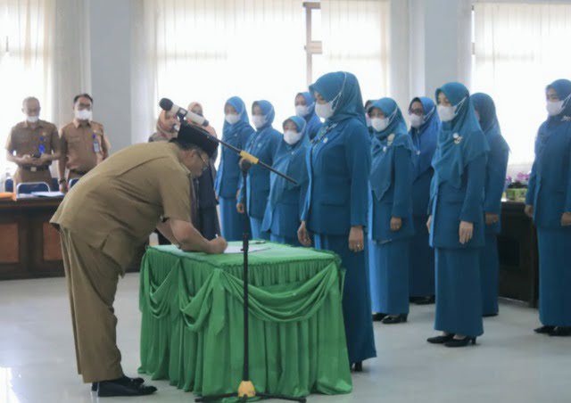 Bupati Pasaman H. Benny Utama lantik dan kukuhkan Ny. Susi Benny Utama sebagai Ketua Tim Penggerak PKK Kabupaten Pasaman masa bhakti 2021-2024 di aula Lantai III Kantor Bupati Pasaman.