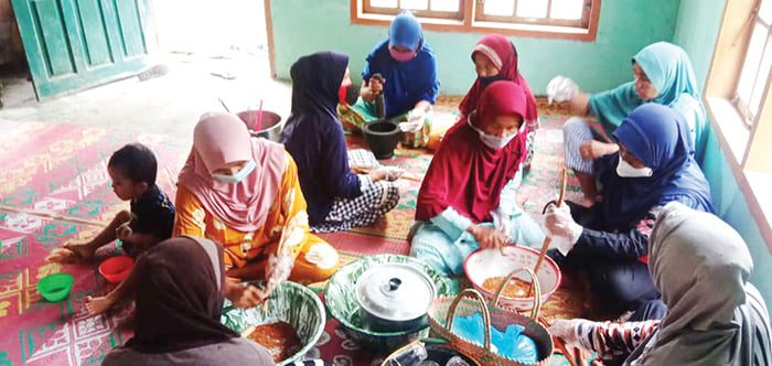 SIRUP KULIT MANIS—Kiprah Kelompok Wanita Tani Hutan-Aktivitas Wanita Rajin (KWTH-AWR)  angkat martabat komoditi kulit manis menjadi sirup sehingga mengangkat ekonomi kaum ibu di Malalak Barat, Kabupaten Agam.